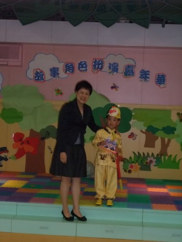 陳副校長頒發最具型格獎予譚承熙