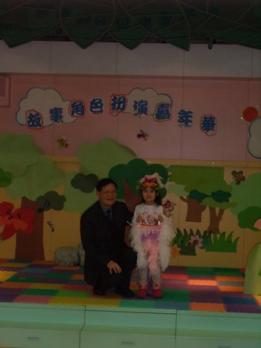 最富創意獎杜慧賢與岑副校長合照