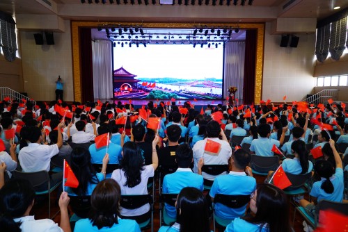 觀閱兵盛典，愛國情懷激蕩校園