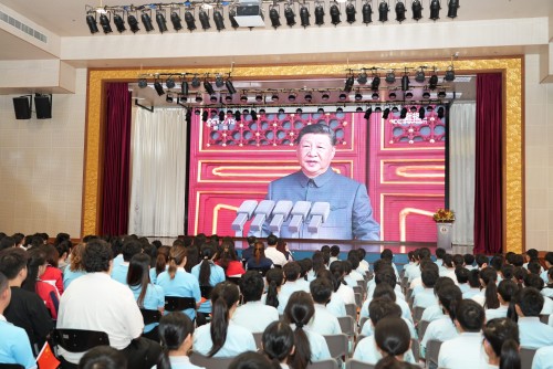 師生同賞閱兵盛典，愛國情懷激蕩校園