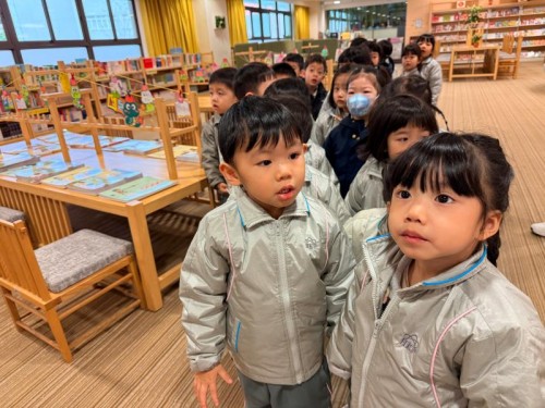K1幼兒參觀校園圖書館
