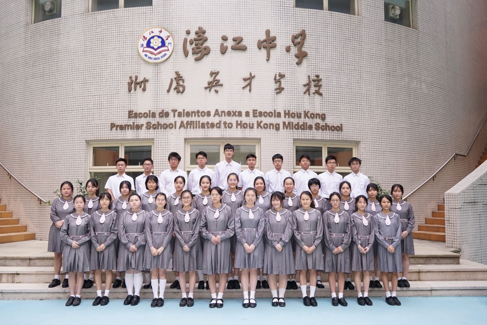 保送各大專院校學生合影